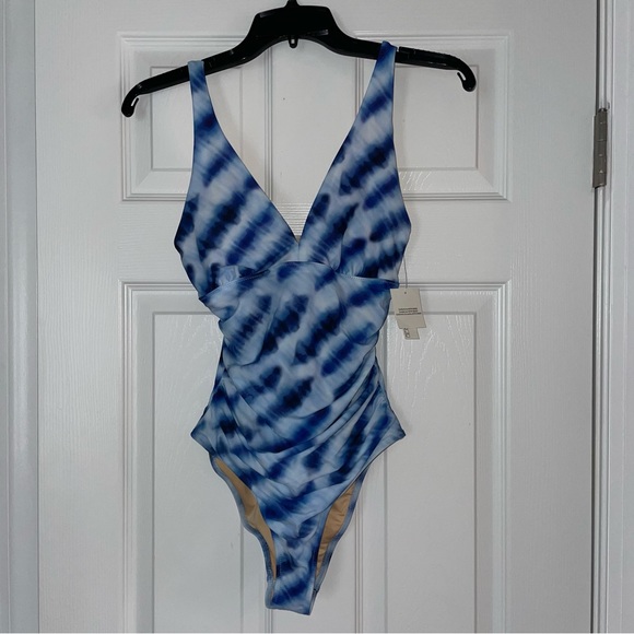 Amazon Essentials Plunge Tummy Control Shaping Swimsuit - Picture 3 of 9